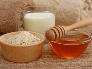 Natural Homemade Oatmeal & Honey Face Mask to Fight Acne