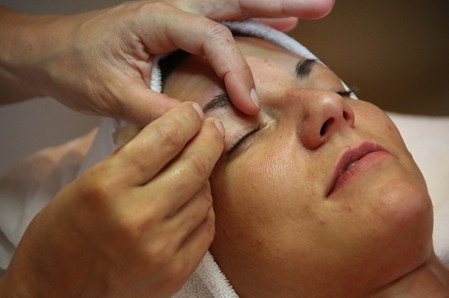 Lady getting brows done